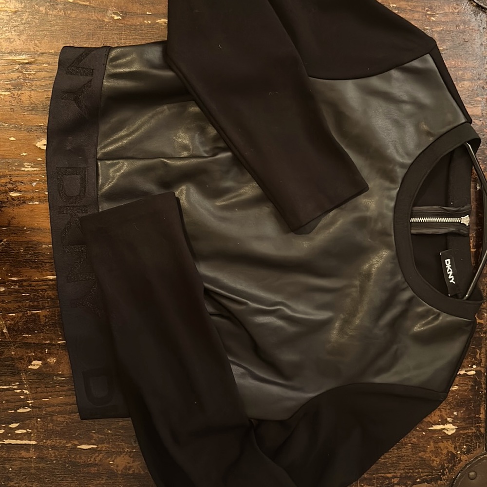 COPY - Dkny faux leather crop top w. LOGO
